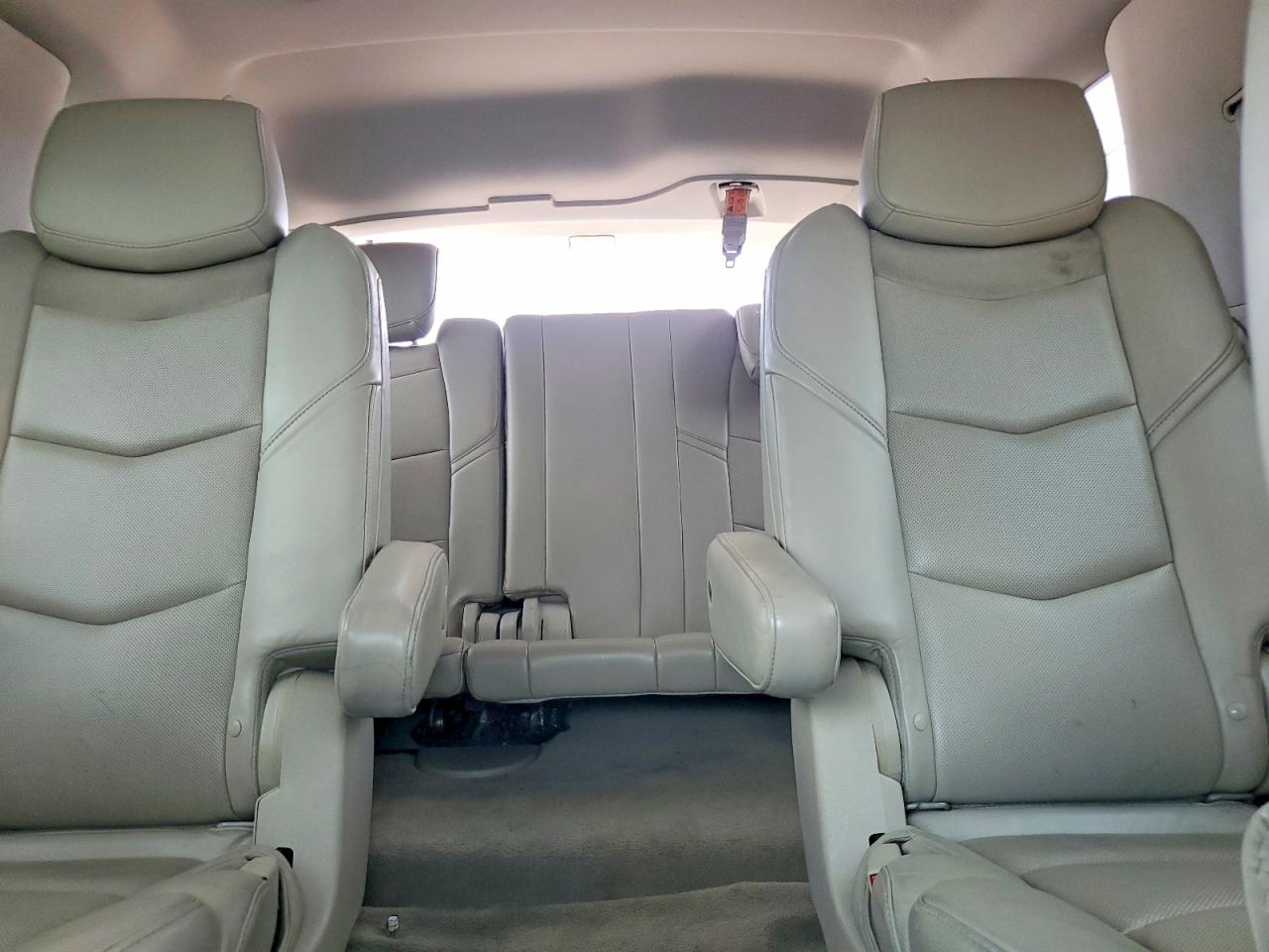 2015 Cadillac Escalade Luxury Белый vin: 1GYS4MKJ0FR527223