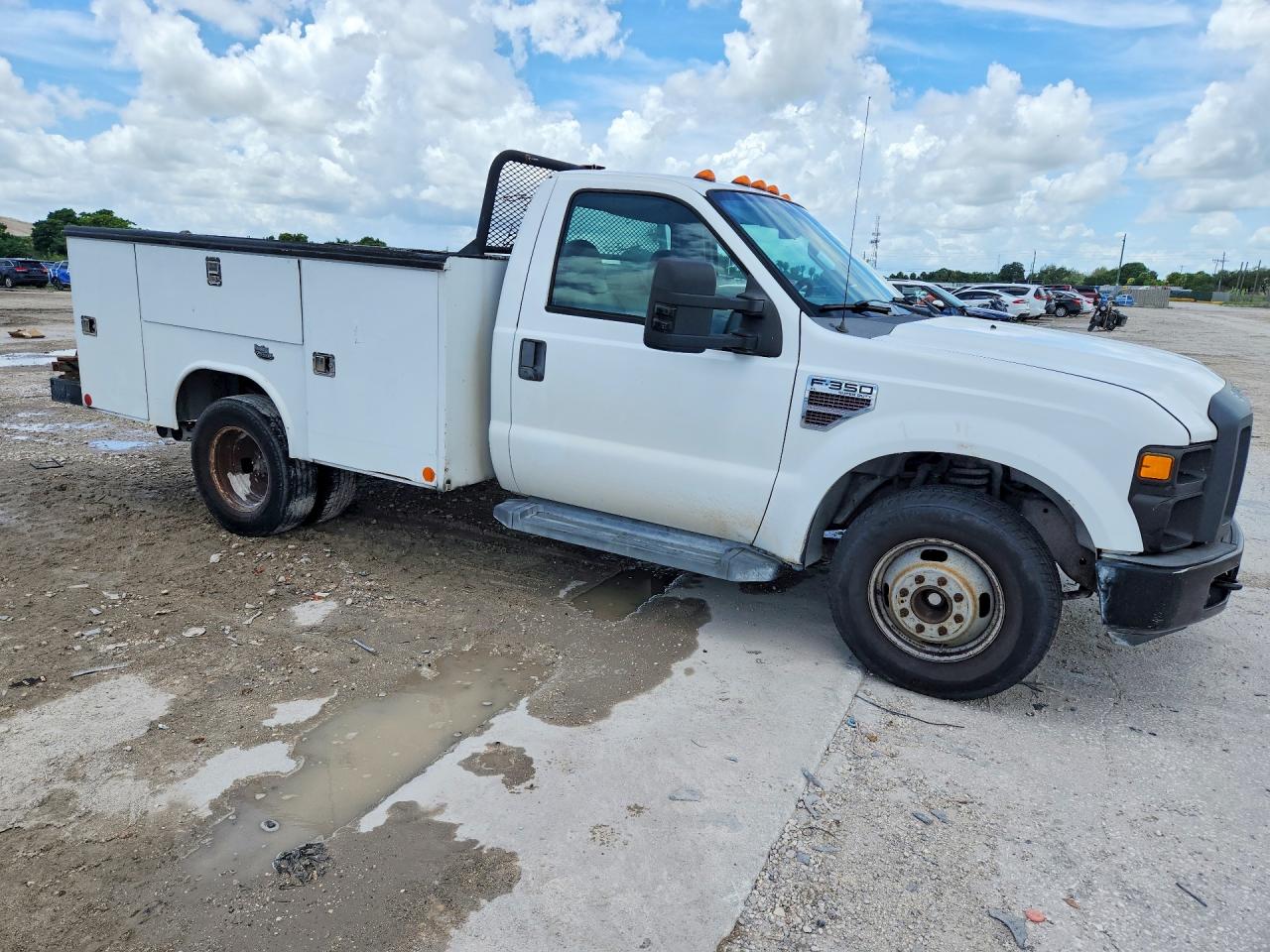 2008 Ford F350 Super Duty White vin: 1FDWF36R18EC52608
