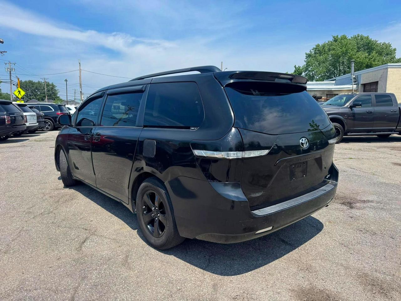 2014 Toyota Sienna Xle 8-passenger Black vin: 5TDYK3DC0ES443899