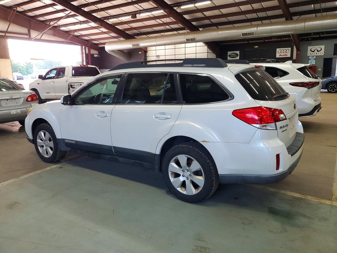 2010 Subaru Outback 2.5i Premium Белый vin: 4S4BRBGCXA3371365