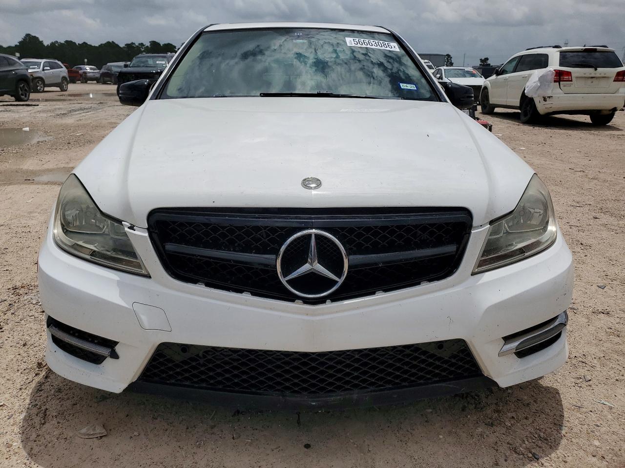 2013 Mercedes-benz C 250 Белый vin: WDDGF4HB6DR287619