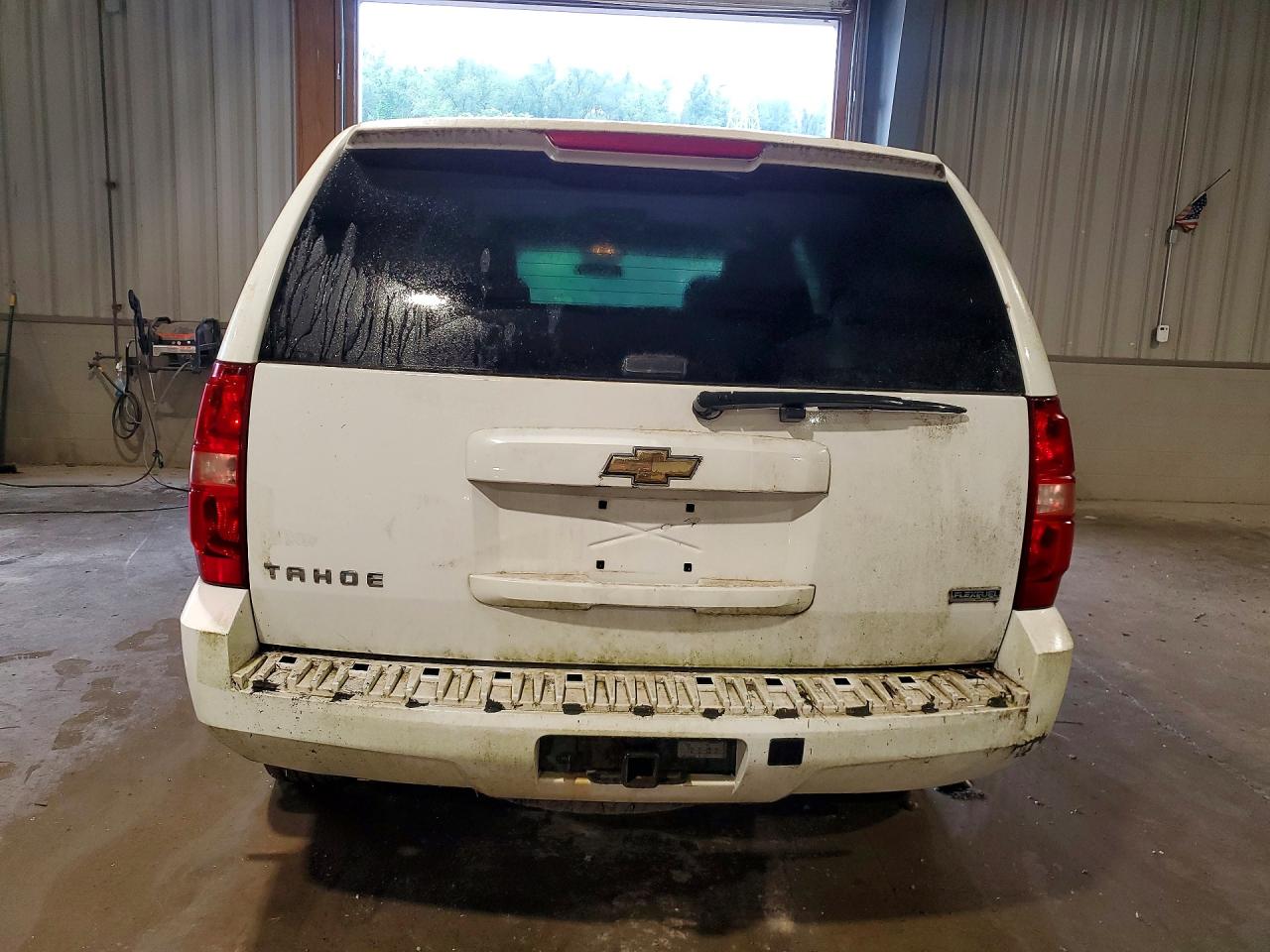2010 Chevrolet Tahoe K1500 Ls White vin: 1GNUKAE01AR271132