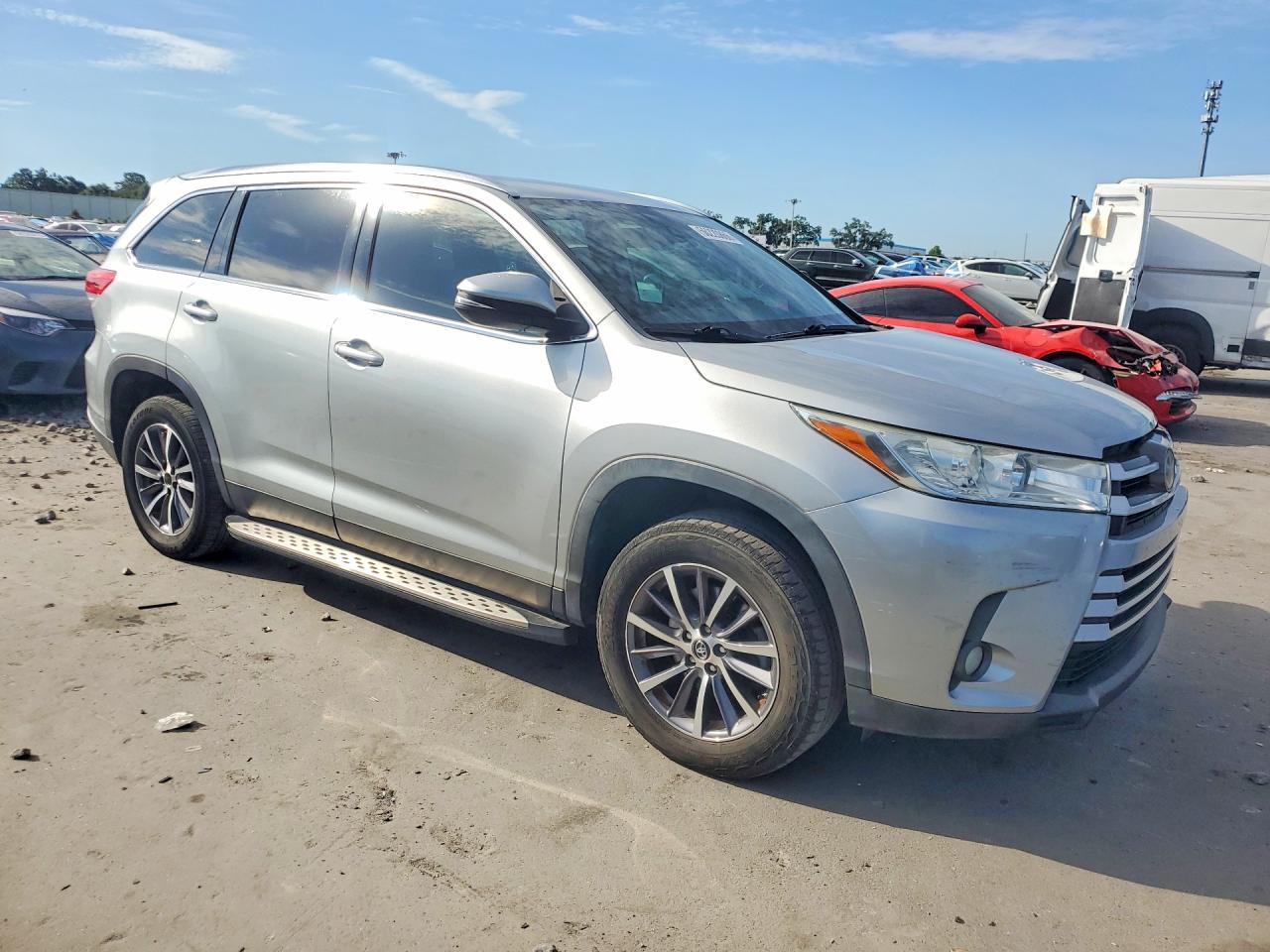2019 Toyota Highlander Xle Silver vin: 5TDKZRFH2KS554219