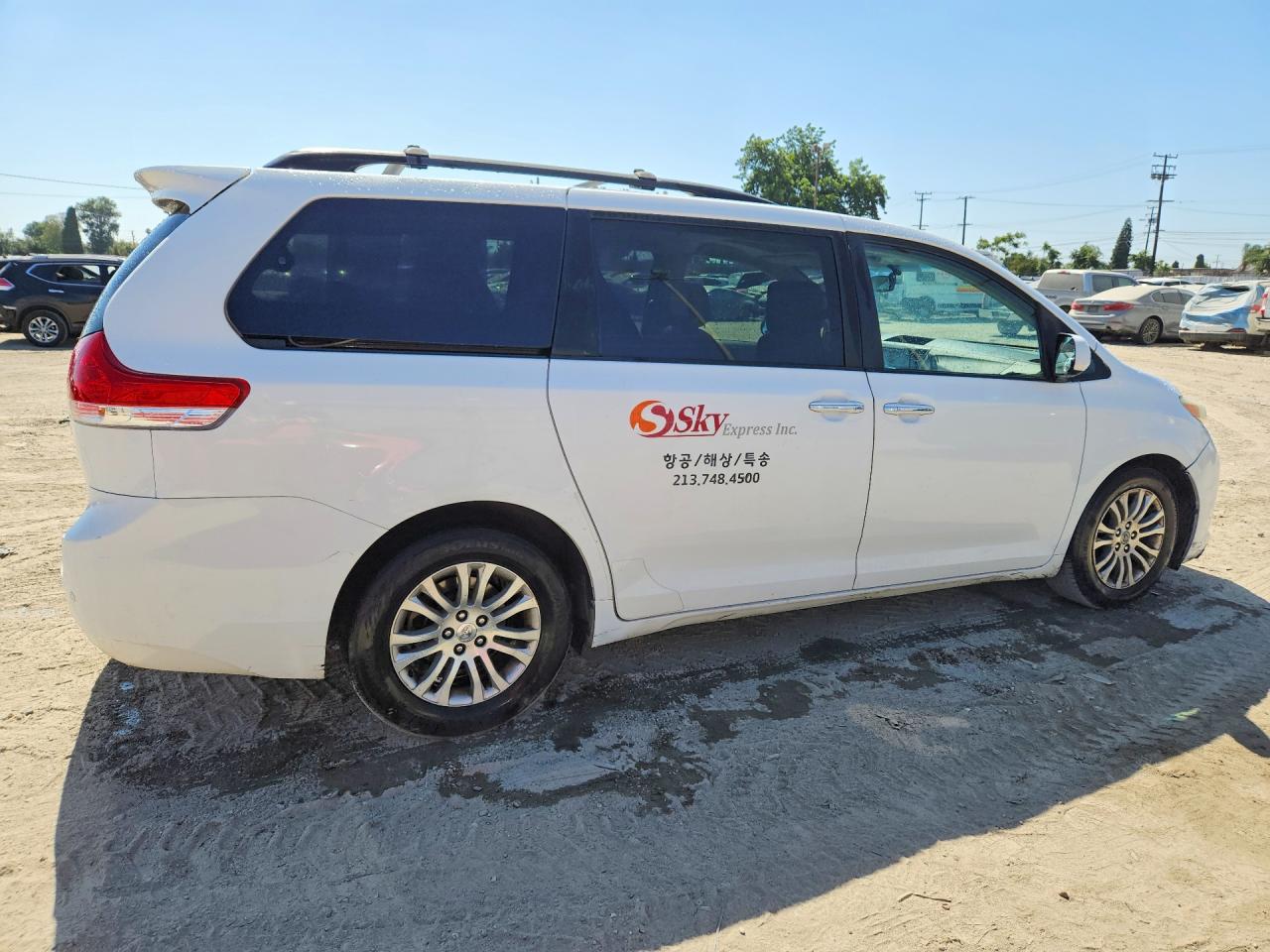2011 Toyota Sienna Xle 8-passenger White vin: 5TDYK3DC7BS021513