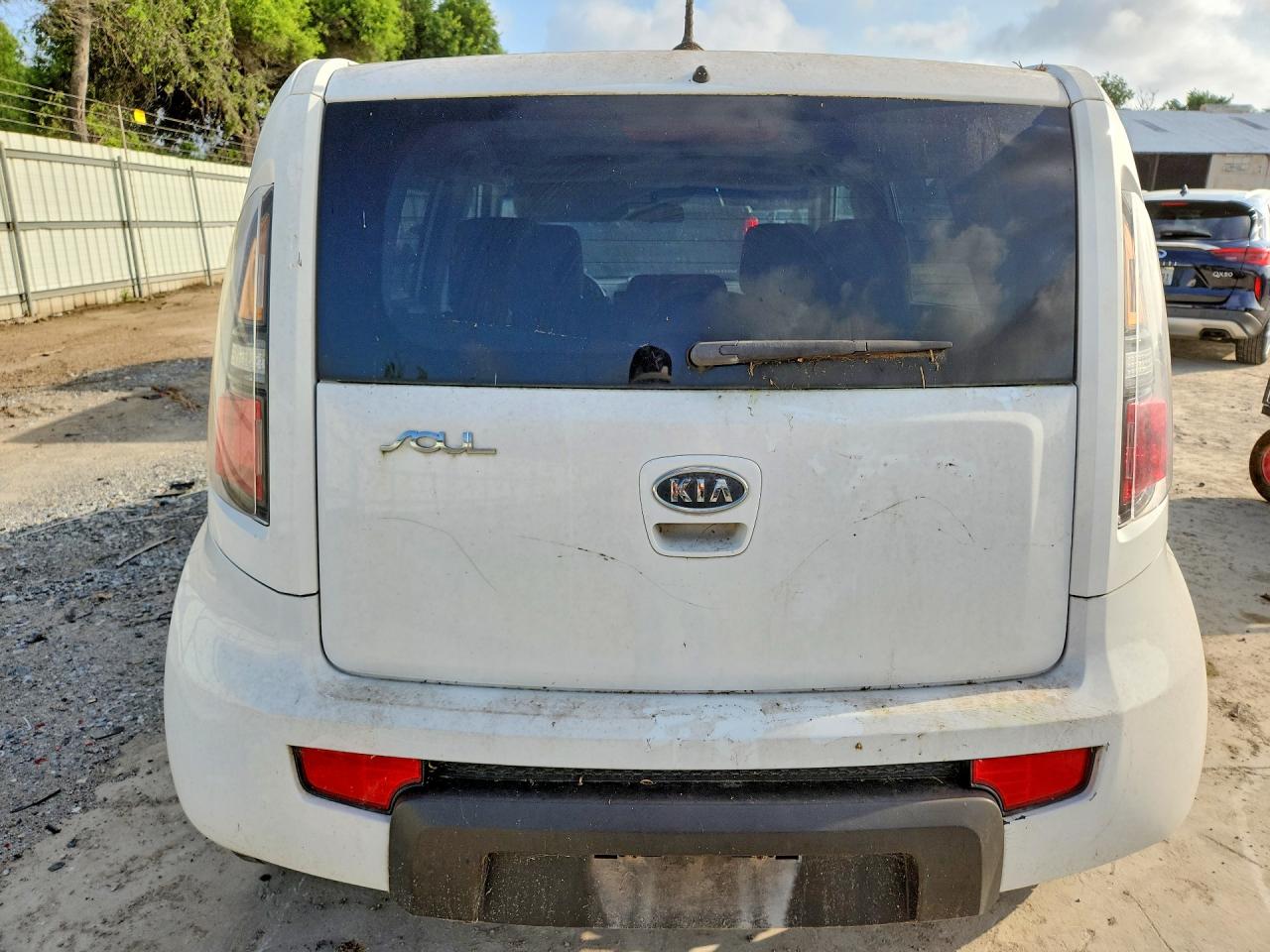 2011 Kia Soul + White vin: KNDJT2A21B7715600