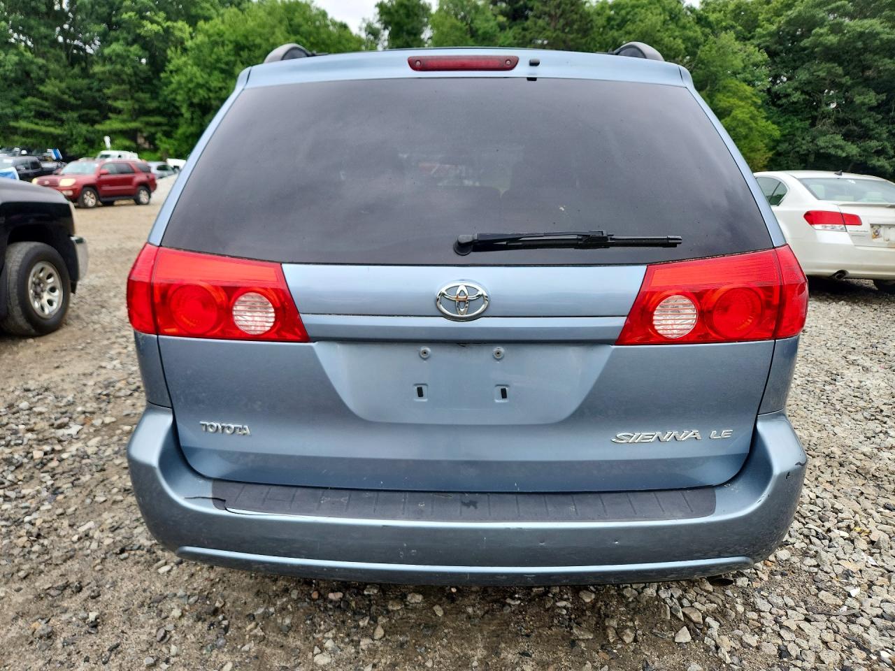 2010 Toyota Sienna Le 7-passenger Blue vin: 5TDKK4CC0AS318800