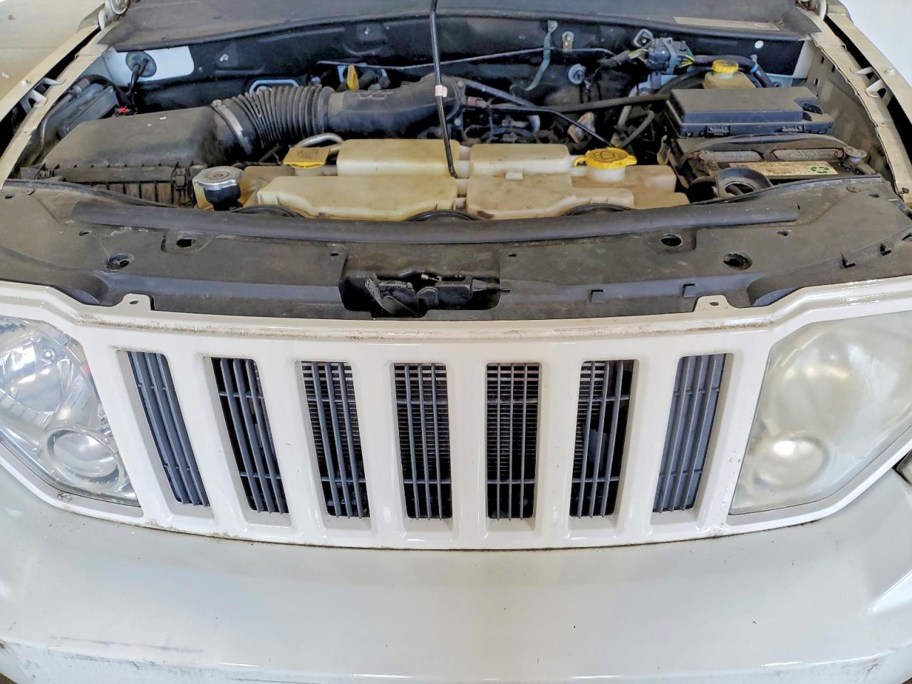 2010 Jeep Liberty Sport White vin: 1J4PN2GK8AW145394