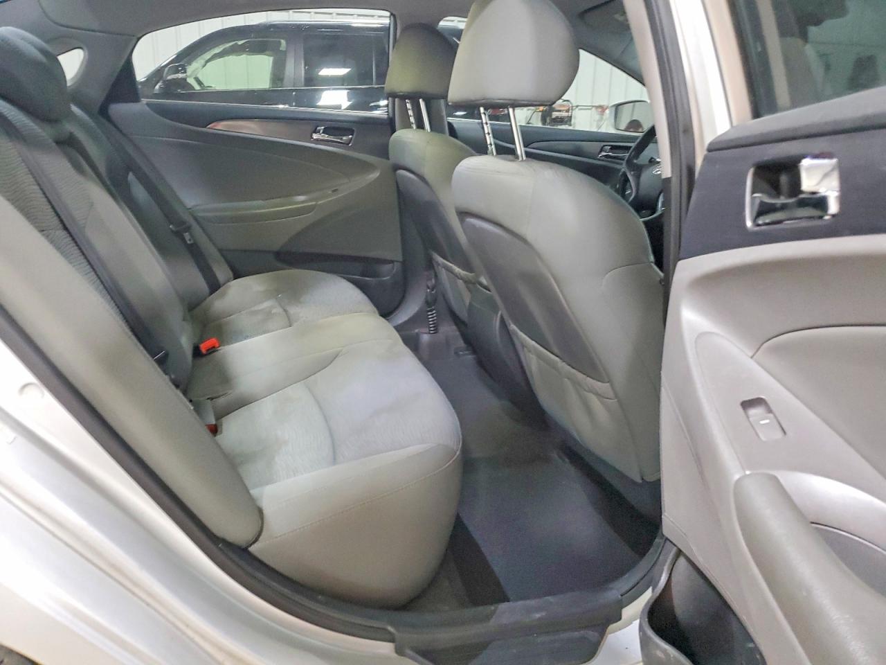 2014 Hyundai Sonata Hybrid Silver vin: KMHEC4A42EA113757