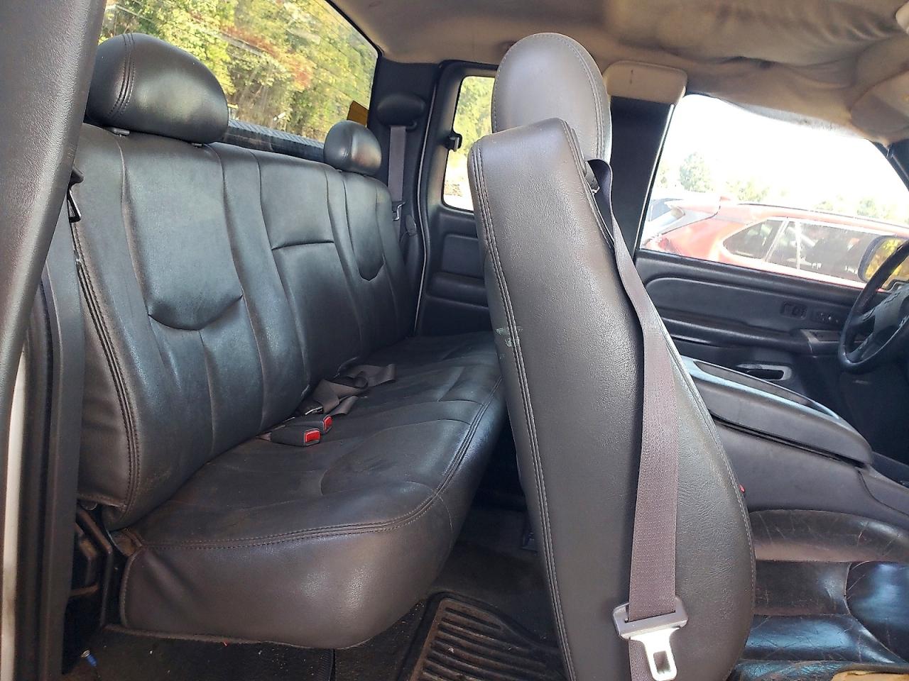 2004 Chevrolet Silverado C2500 Heavy Duty White vin: 1GCHC29U54E152134