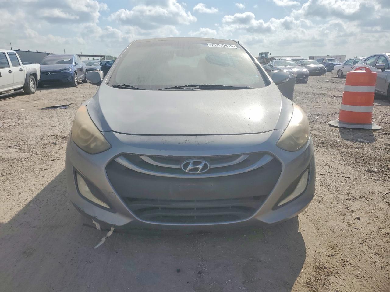 2013 Hyundai Elantra Gt Base Silver vin: KMHD35LEXDU058785
