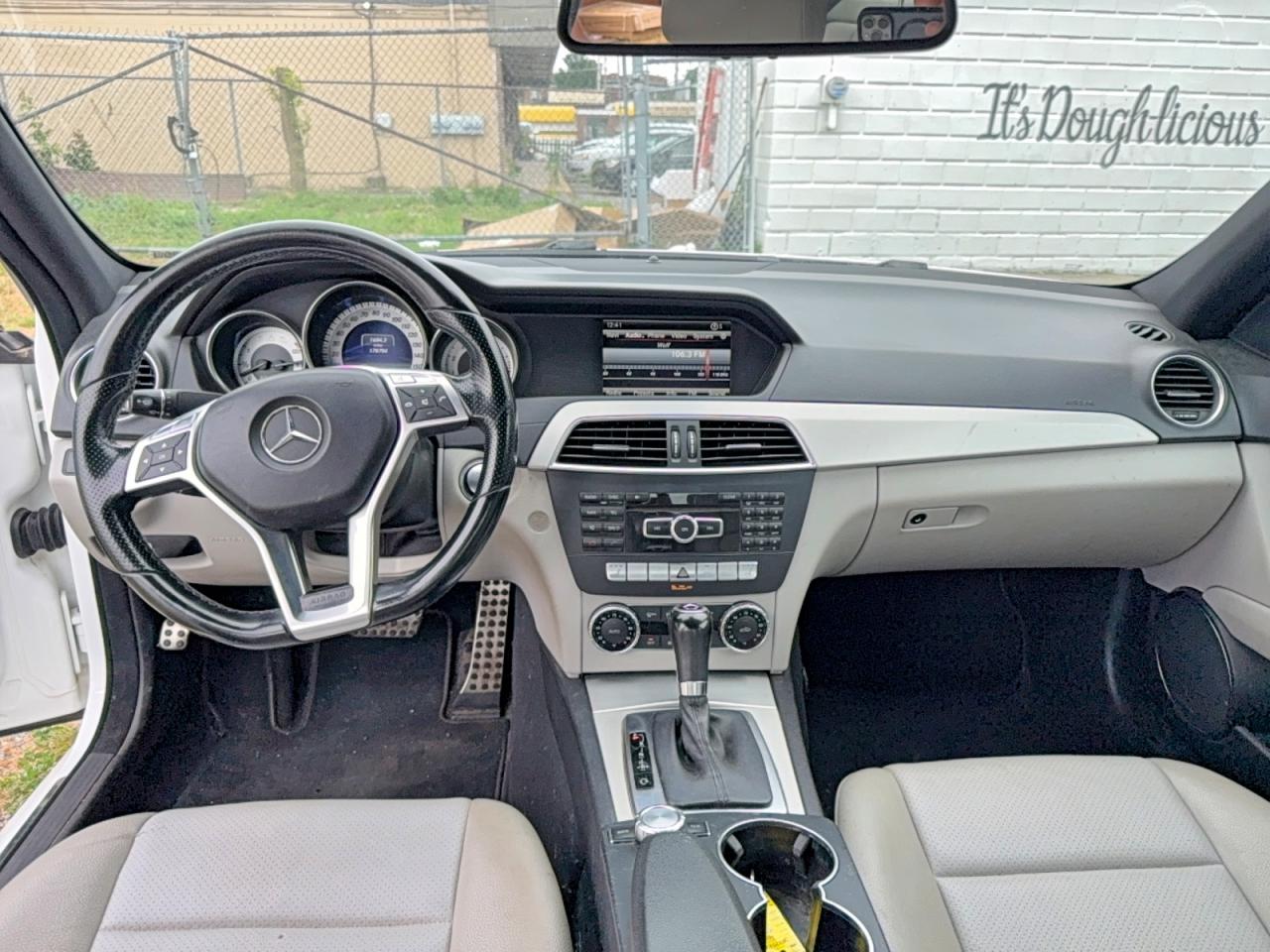 2013 Mercedes-benz C 300 4matic Белый vin: WDDGF8AB6DR274838