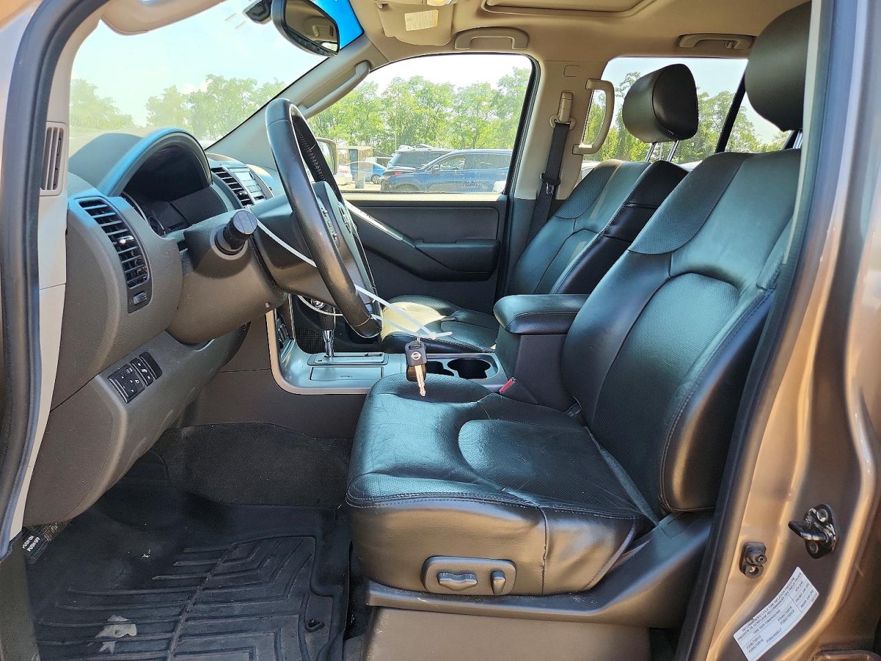 2005 Niss Pathfinder Tan vin: 5N1AR18W35C768484