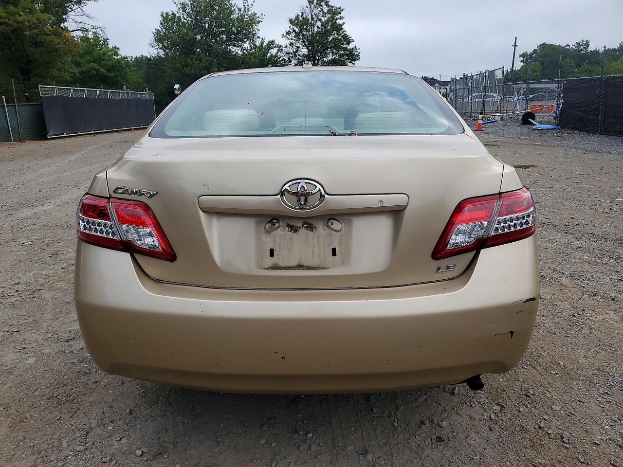 2011 Toyota Camry Le Gold vin: 4T1BF3EK6BU224254