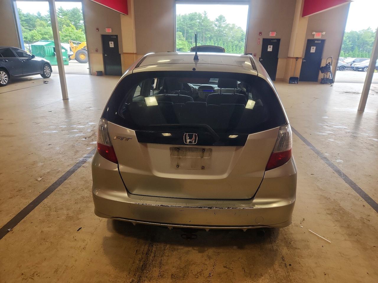2011 Honda Fit Silver vin: JHMGE8H33BC008512