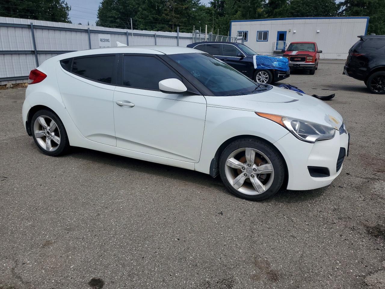 2013 Hyundai Veloster Base White vin: KMHTC6AD7DU105301