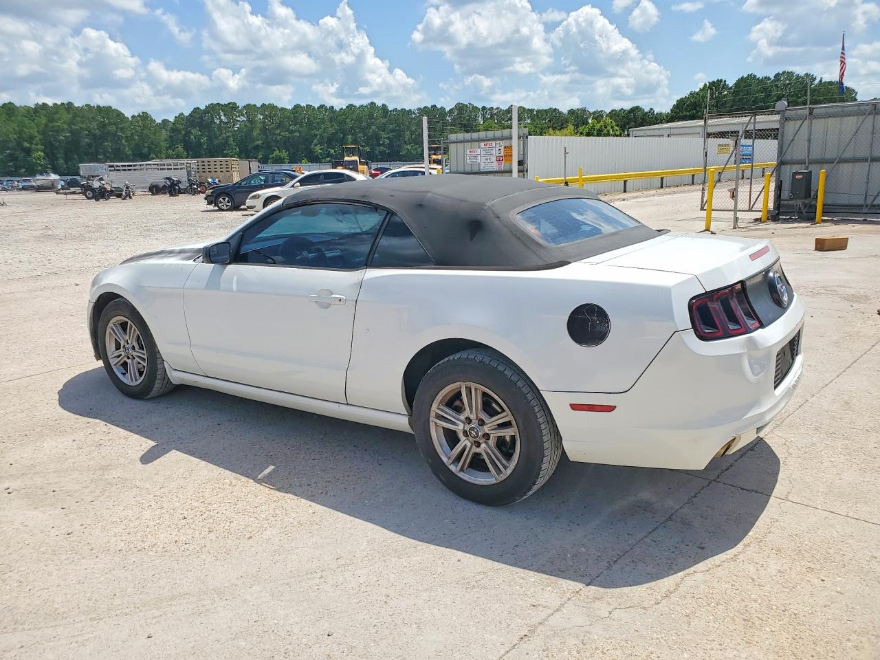 2014 Ford Mustang White vin: 1ZVBP8EM7E5215722