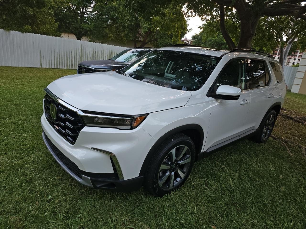 2025 Honda Pilot Touring White vin: 5FNYG1H79SB062345
