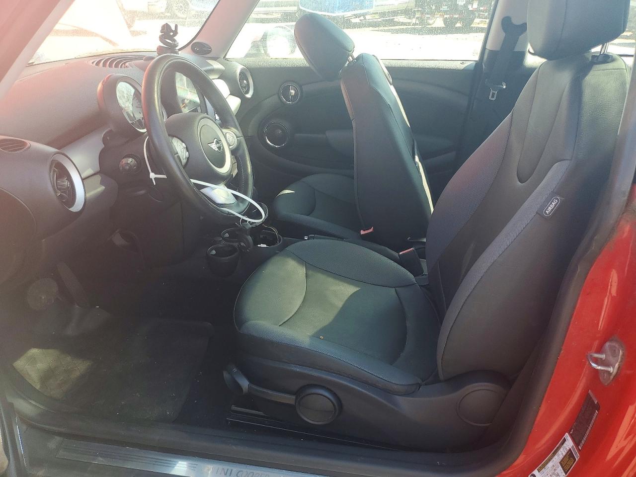 2010 Mini Cooper Red vin: WMWMF3C59ATZ61699