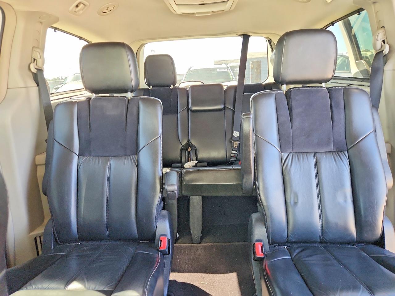 2012 Chrysler Town & Country Limited White vin: 2C4RC1GG2CR339926
