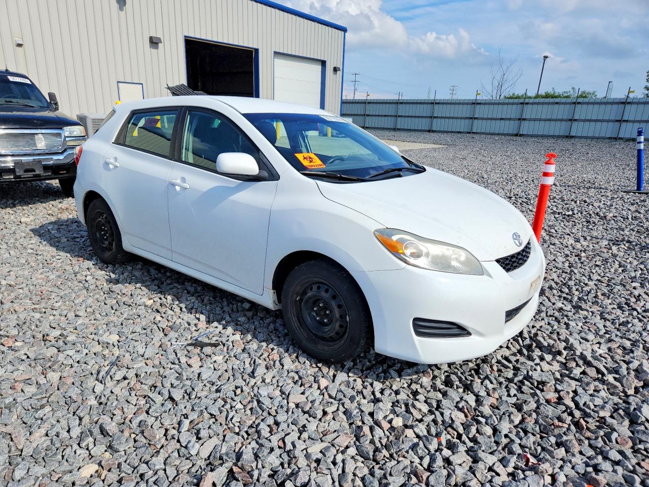 2011 Toyota Matrix Base White vin: 2T1KU4EE6BC588052