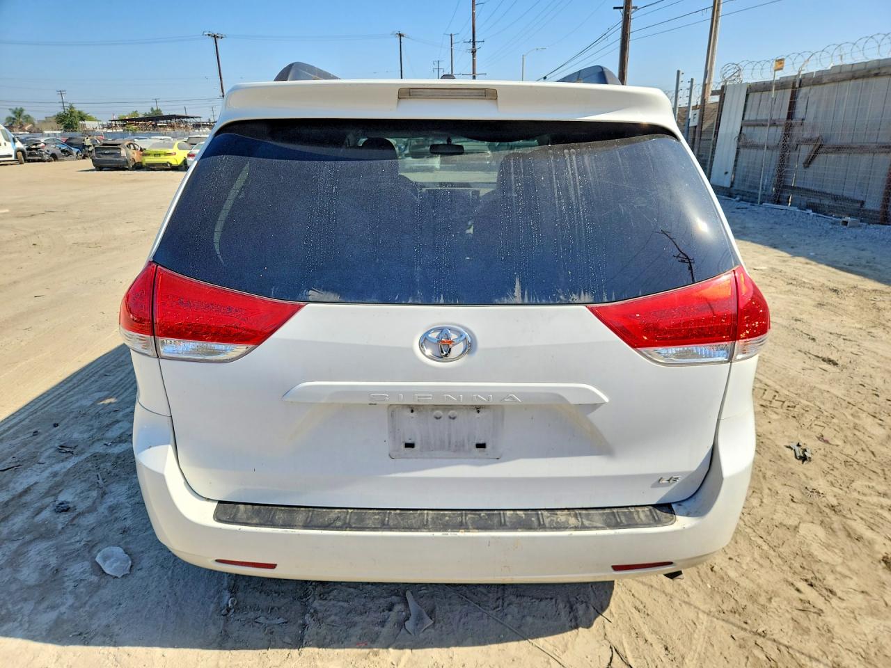 2011 Toyota Sienna Le White vin: 5TDKK3DCXBS041518