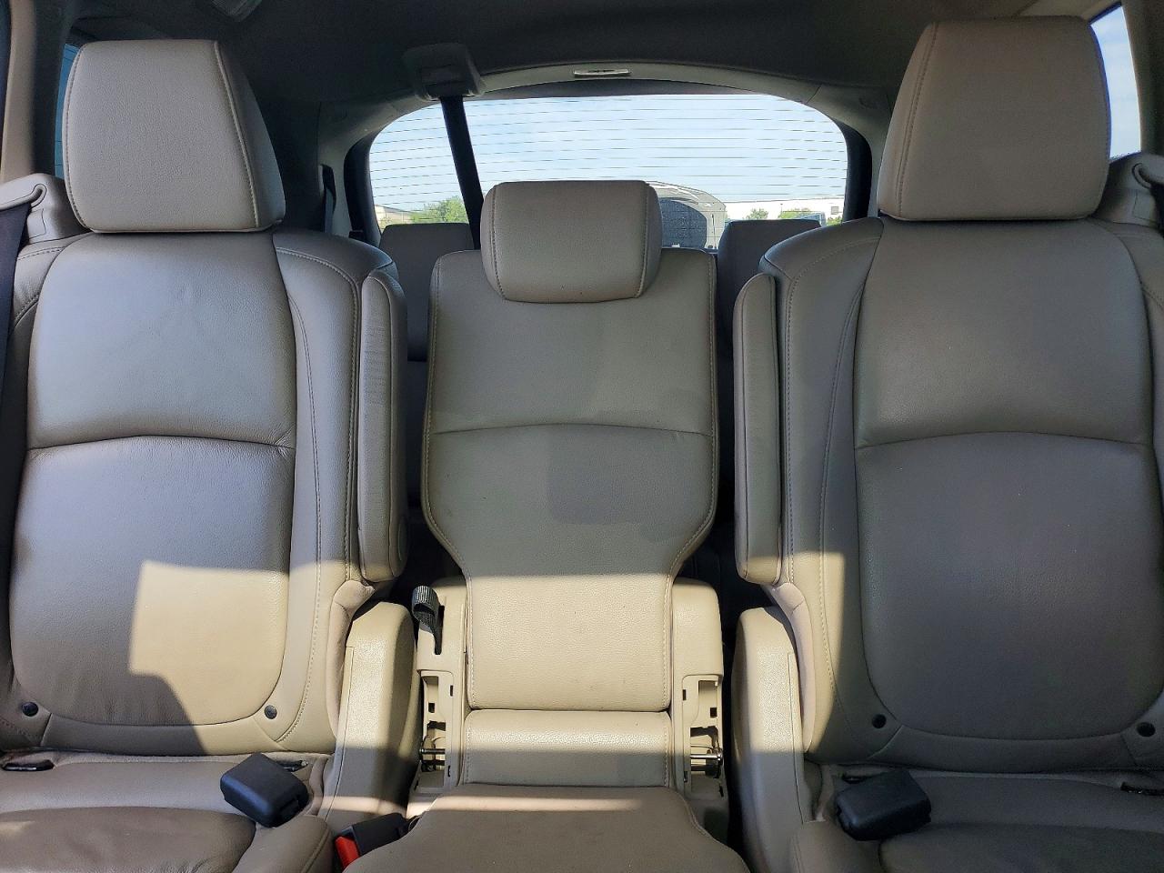 2018 Honda Odyssey Exl White vin: 5FNRL6H77JB055308