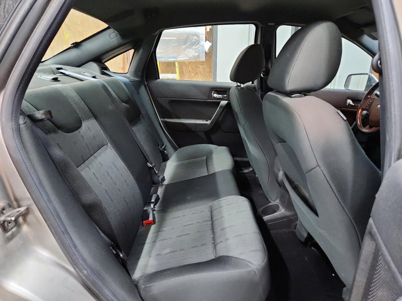 2008 Ford Focus Se Silver vin: 1FAHP35N68W268716