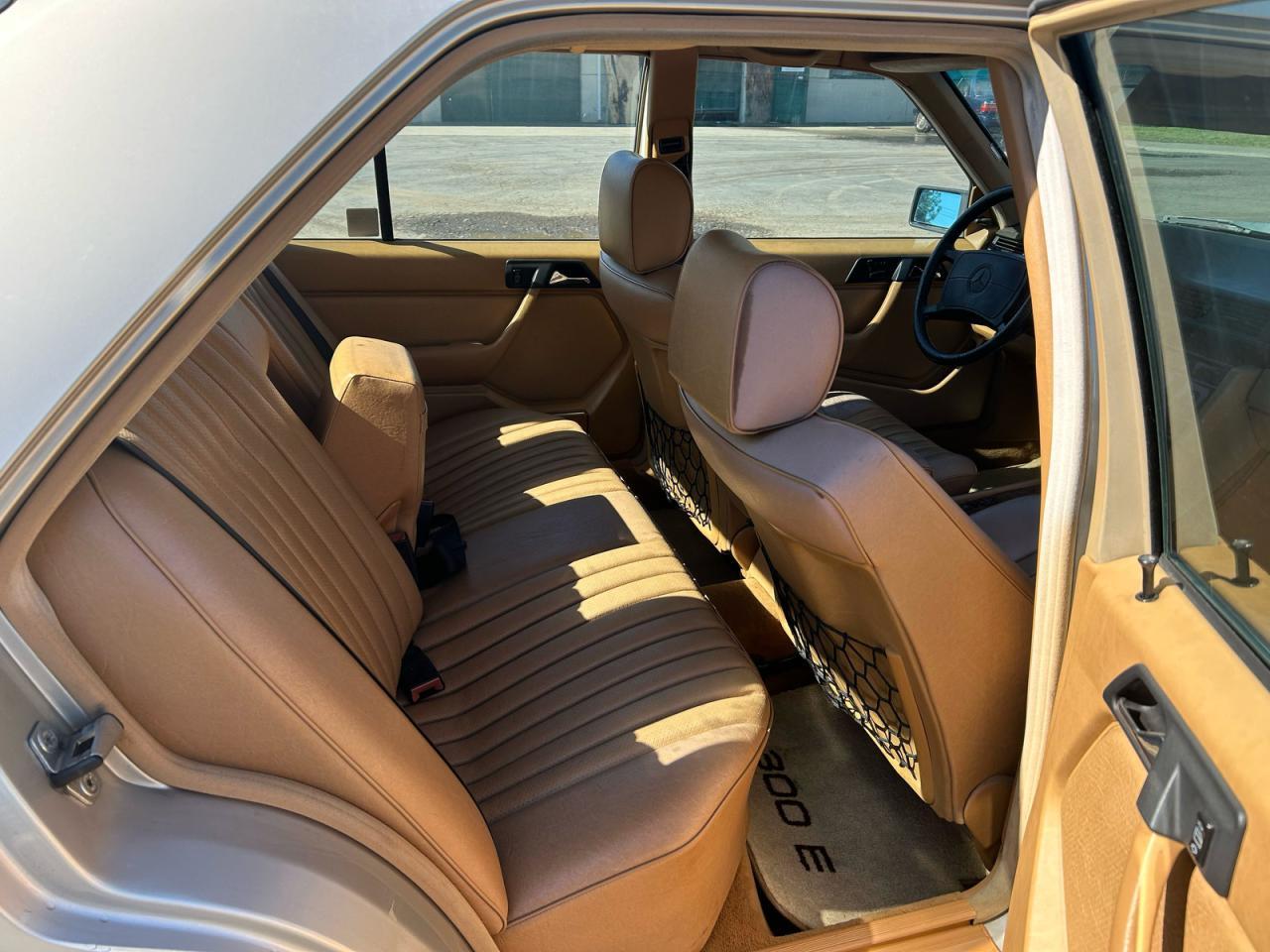 1986 Mercedes-benz 300 E Gold vin: WDBEA30DXGA214357
