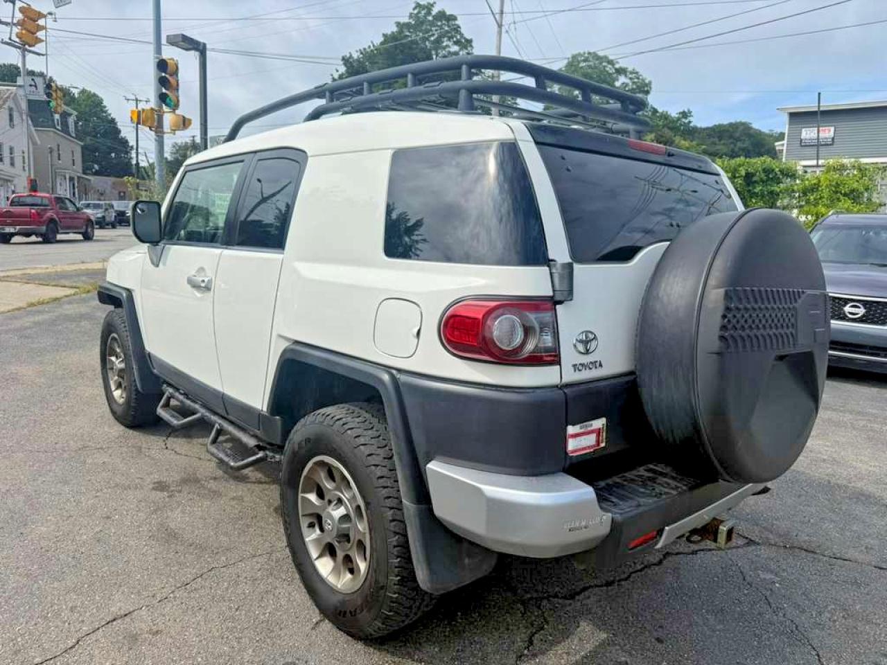 2012 Toyota Fj Cruiser Base White vin: JTEBU4BF1CK147907