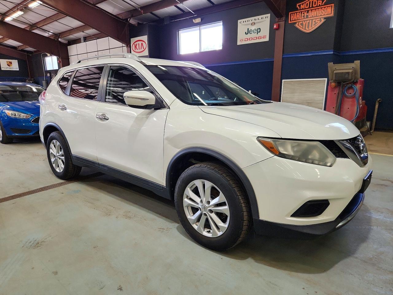 2014 Nissan Rogue Sv Белый vin: 5N1AT2MV4EC751729