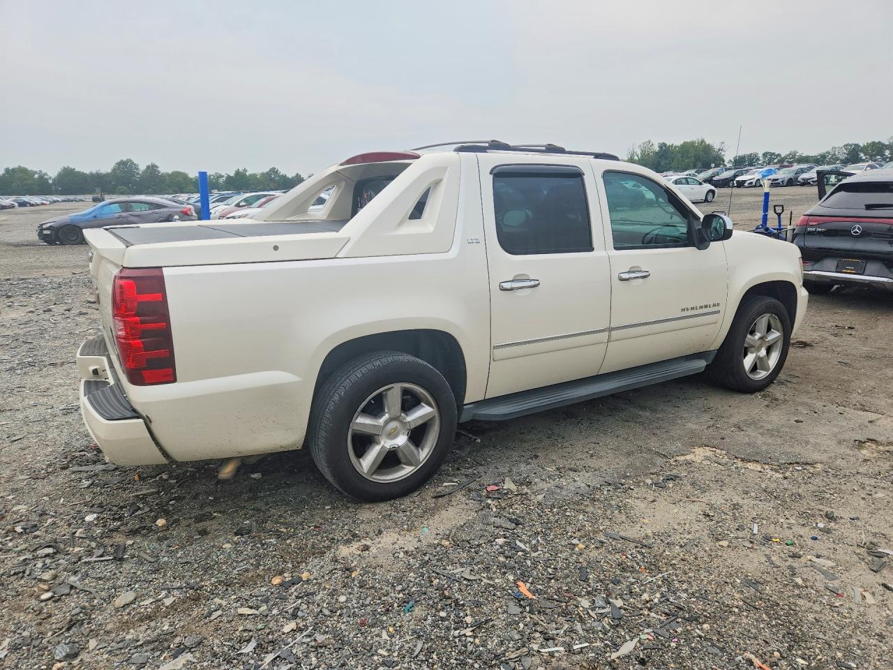 2011 Chevrolet Avalanche Ltz White vin: 3GNTKGE34BG318714
