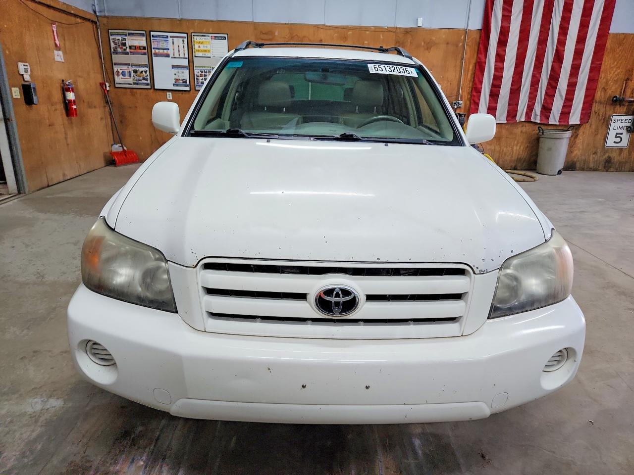 2007 Toyota Highlander Base White vin: JTEEP21A170215106