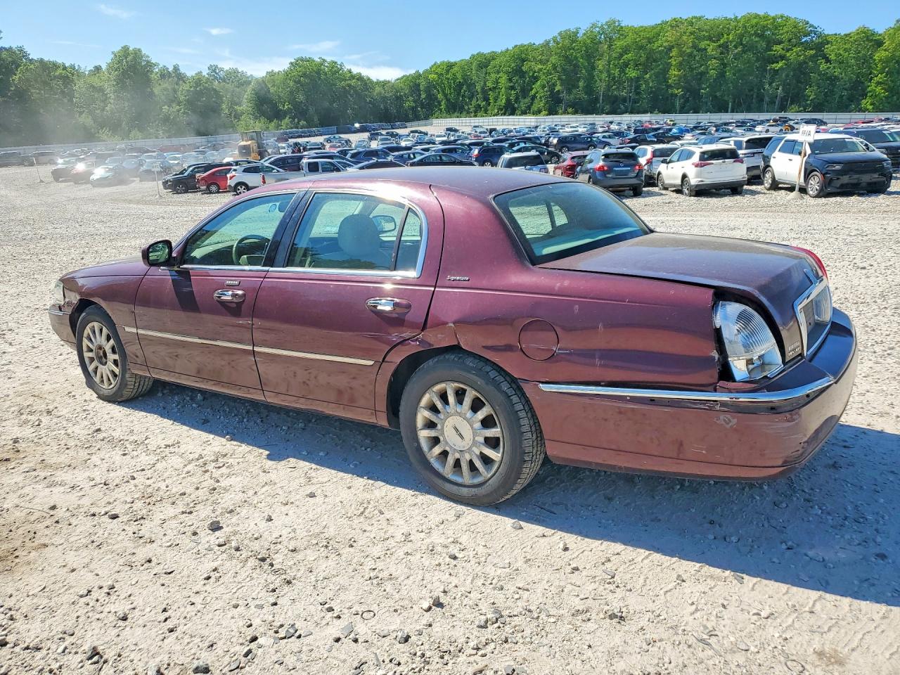 2007 Lincoln Town Car Signature Burgundy vin: 1LNHM81W07Y621139
