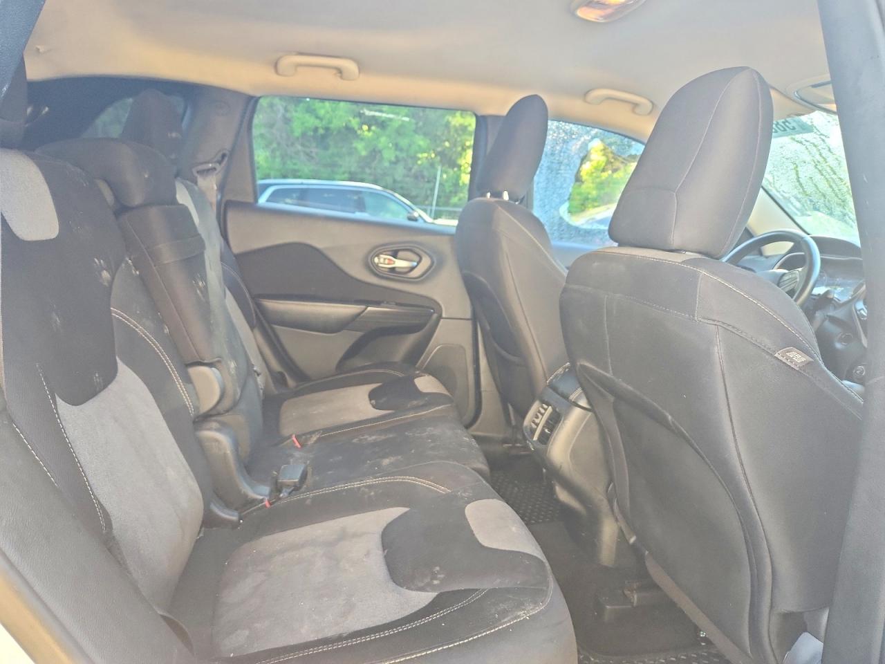 2014 Jeep Cherokee Latitude White vin: 1C4PJMCBXEW252522