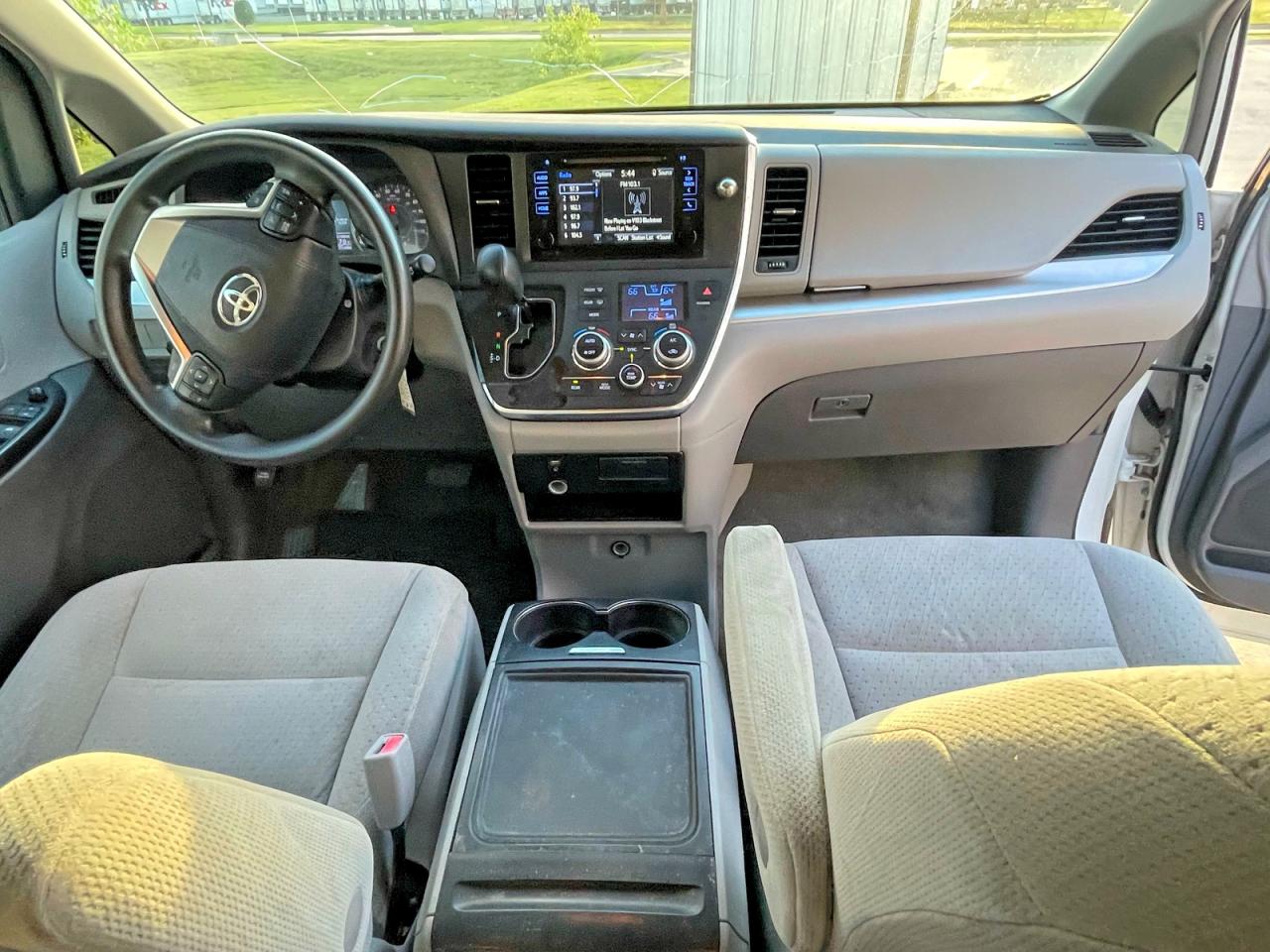 2015 Toyota Sienna Le White vin: 5TDKK3DC3FS547083
