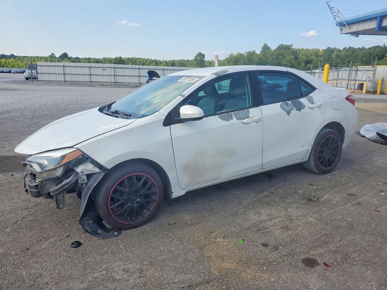2015 Toyota Corolla Le White vin: 5YFBURHE8FP199511