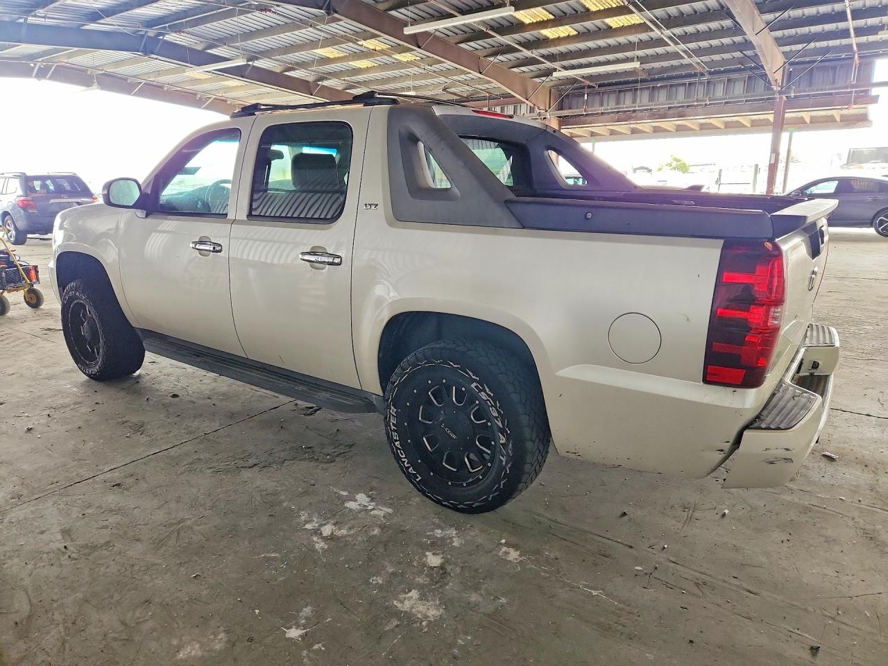 2011 Chevrolet Avalanche Ltz White vin: 3GNMCGE03BG103803