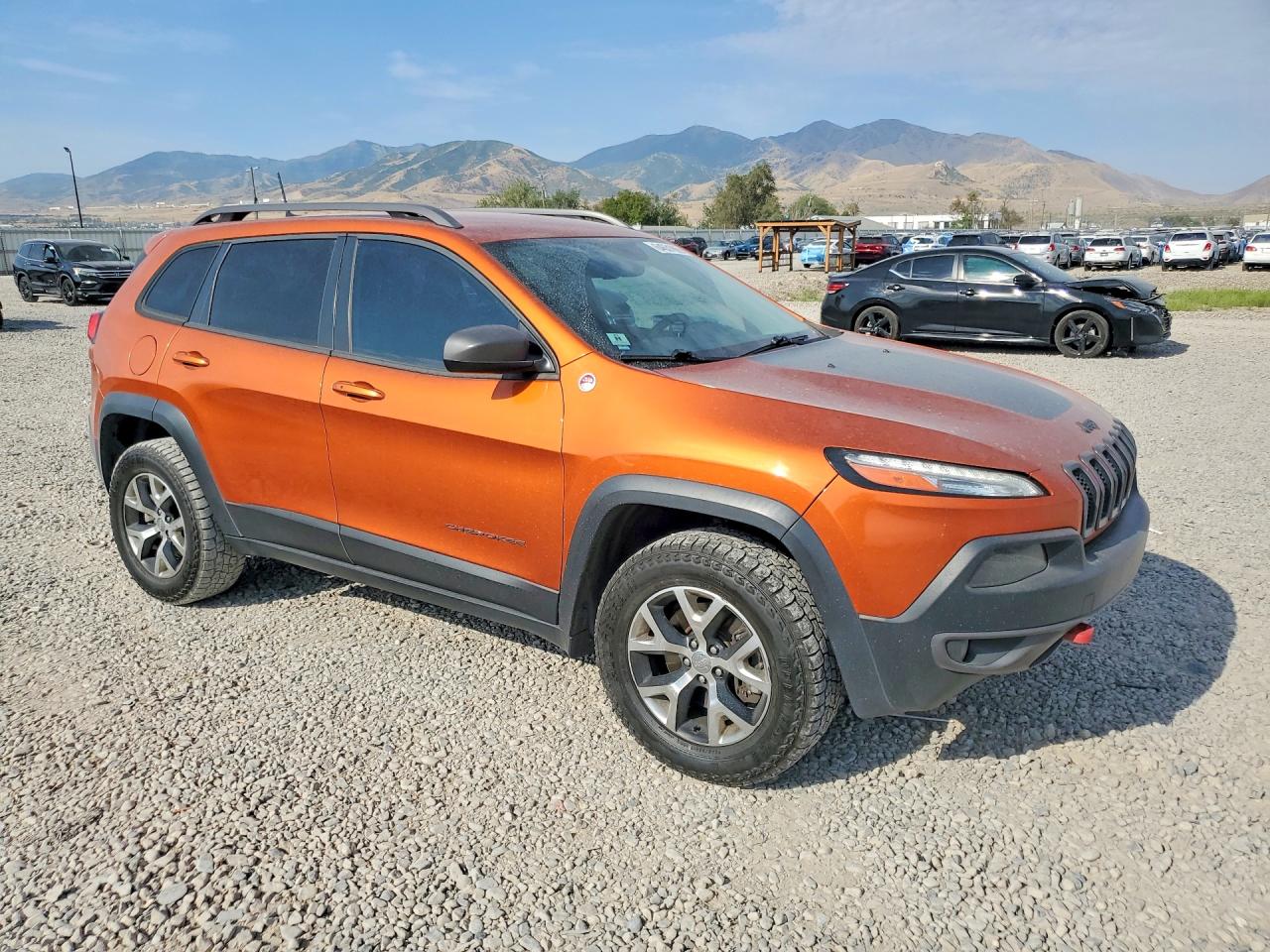 2015 Jeep Cherokee Trailhawk Orange vin: 1C4PJMBSXFW776210