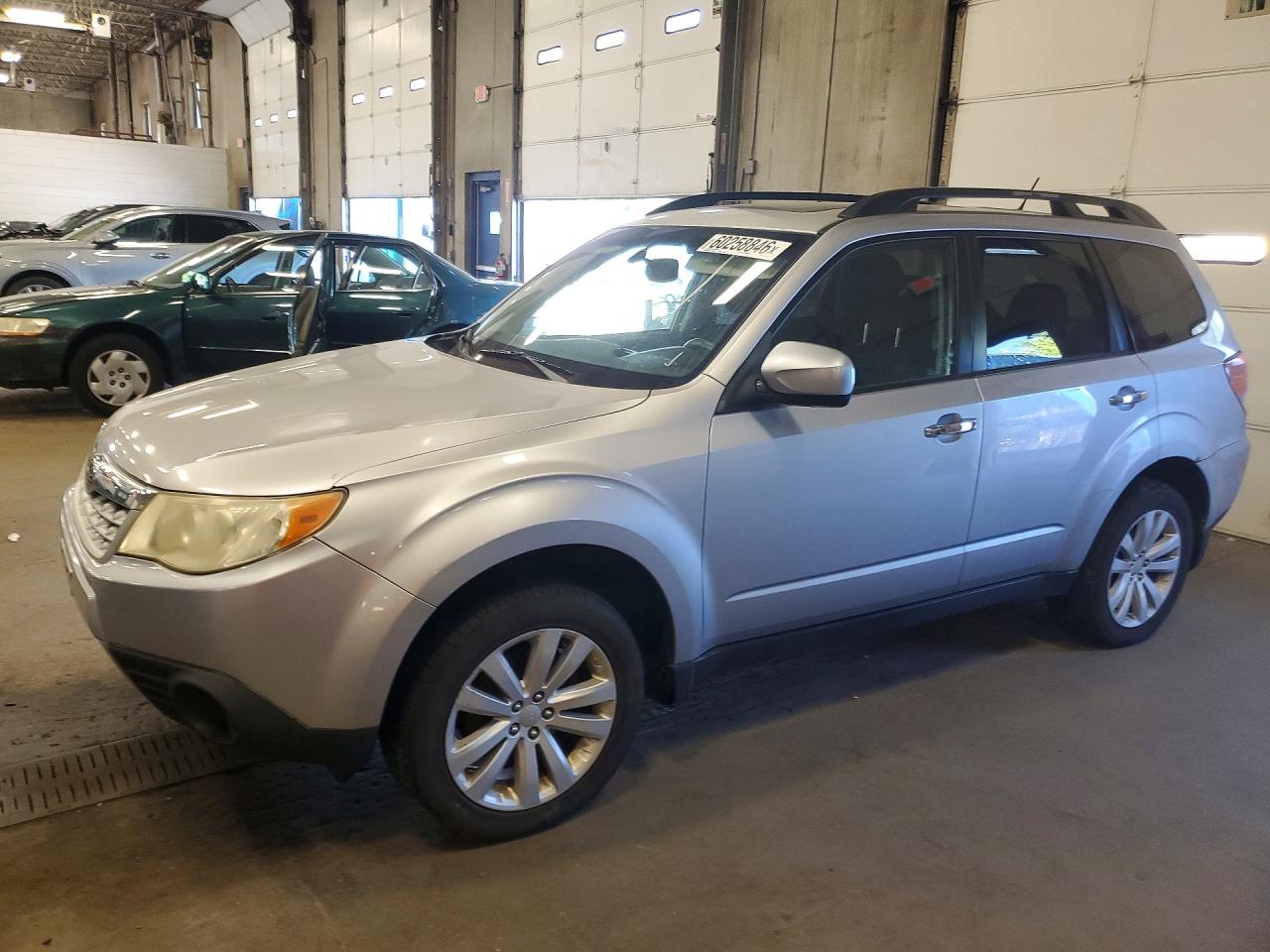 2013 Subaru Forester 2.5x Premium Серебряный vin: JF2SHADC6DH416204