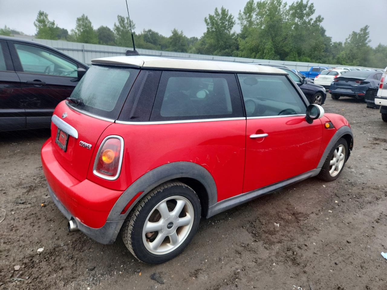 2009 Mini Cooper Red vin: WMWMF33529TW76970