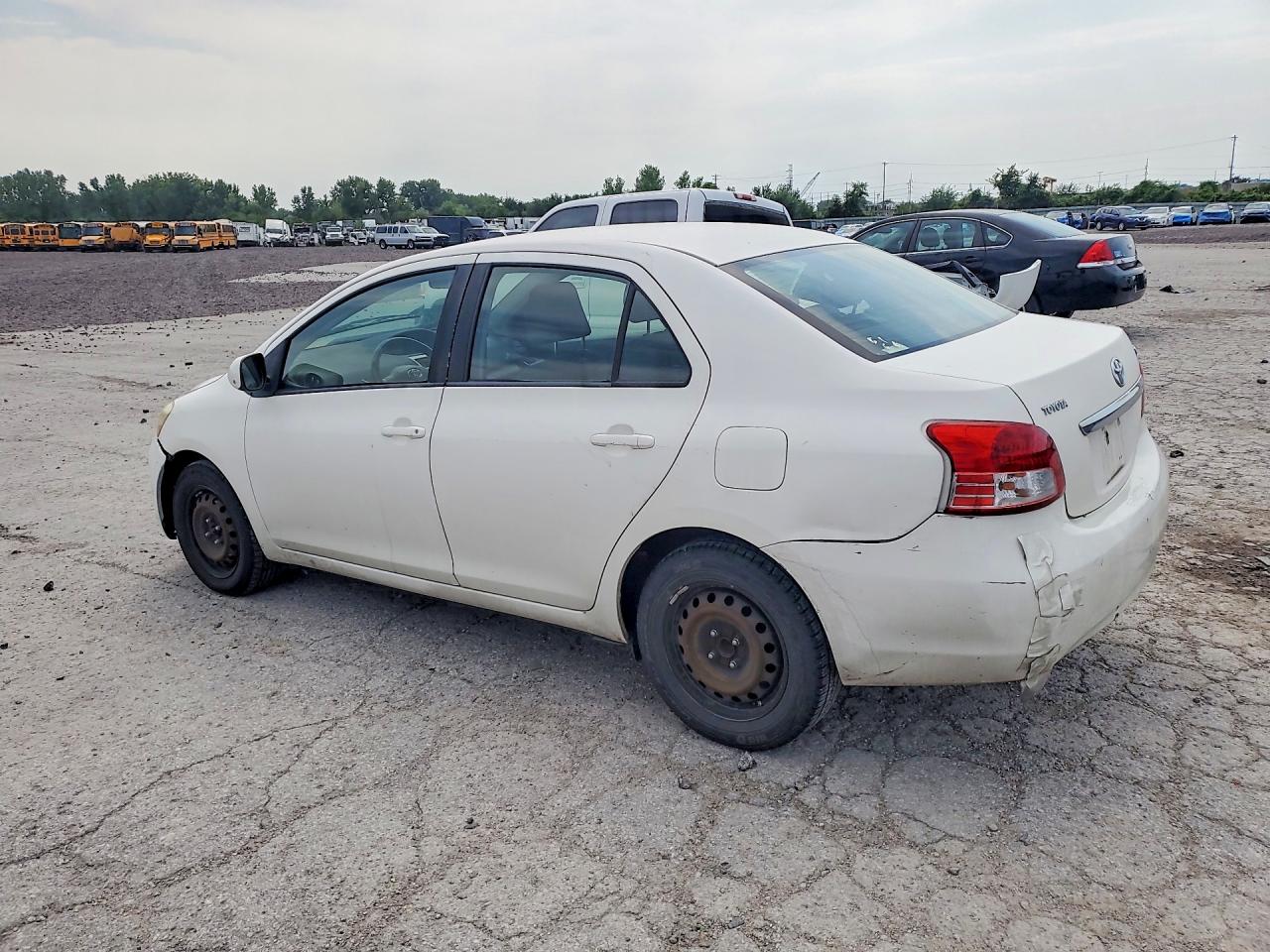 2010 Toyota Yaris Base White vin: JTDBT4K38A4074209