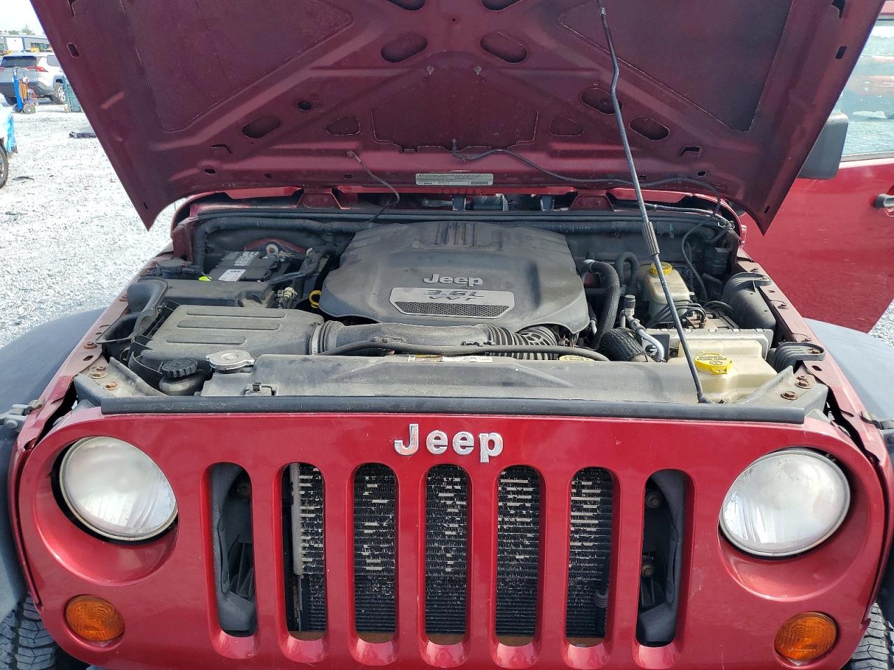 2012 Jeep Wrangler Unlimited Sport Burgundy vin: 1C4BJWDG4CL229137