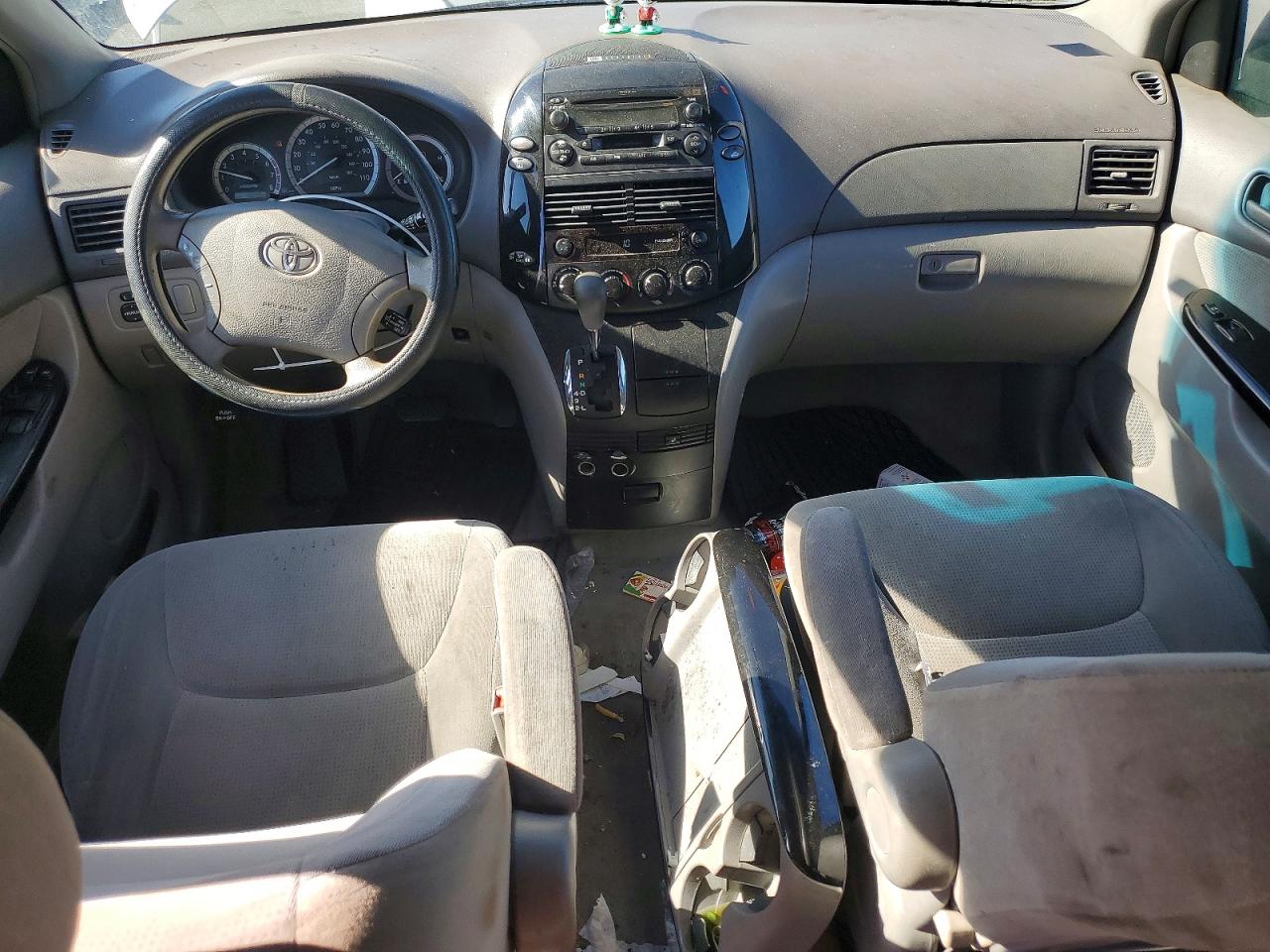 2004 Toyota Sienna Le 8 Passenger Silver vin: 5TDZA23C74S057918