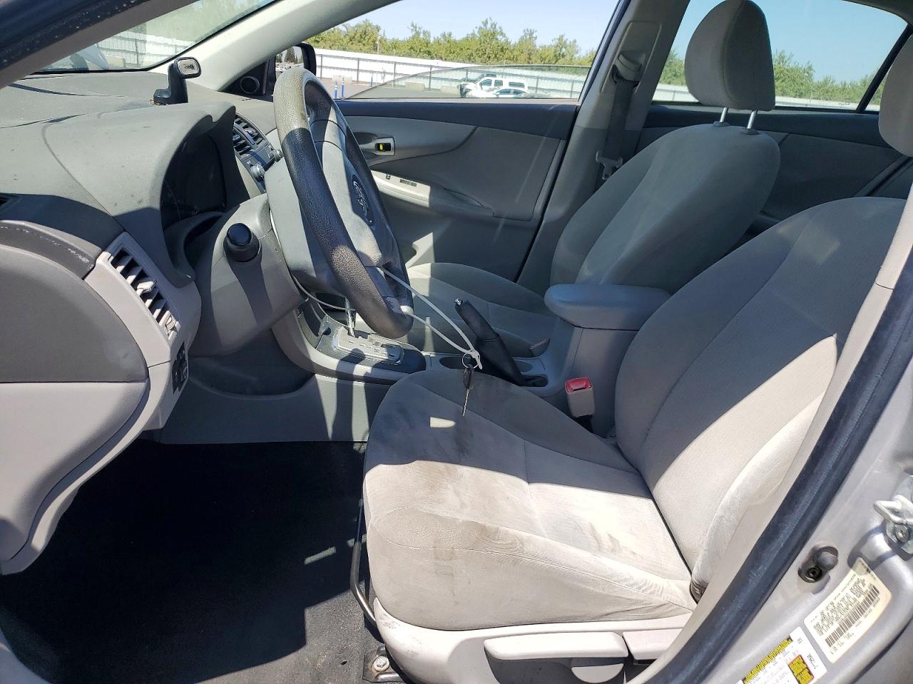 2010 Toyota Corolla Le Серебряный vin: 1NXBU4EE6AZ322284