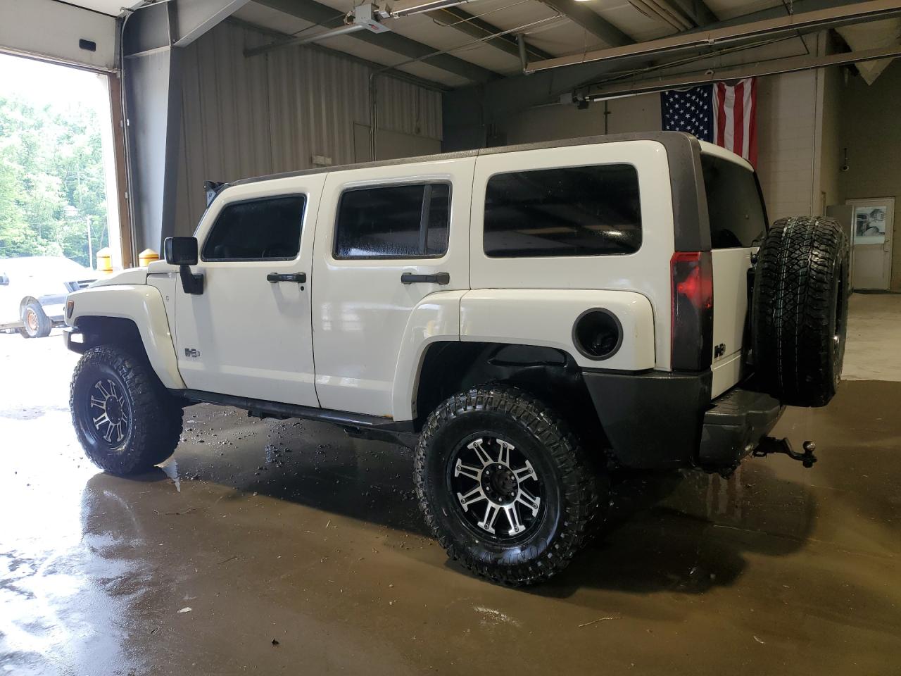 2006 Hummer H3 White vin: 5GTDN136068306921 Damage: Left Rear Tire, Worn, Replacement Required