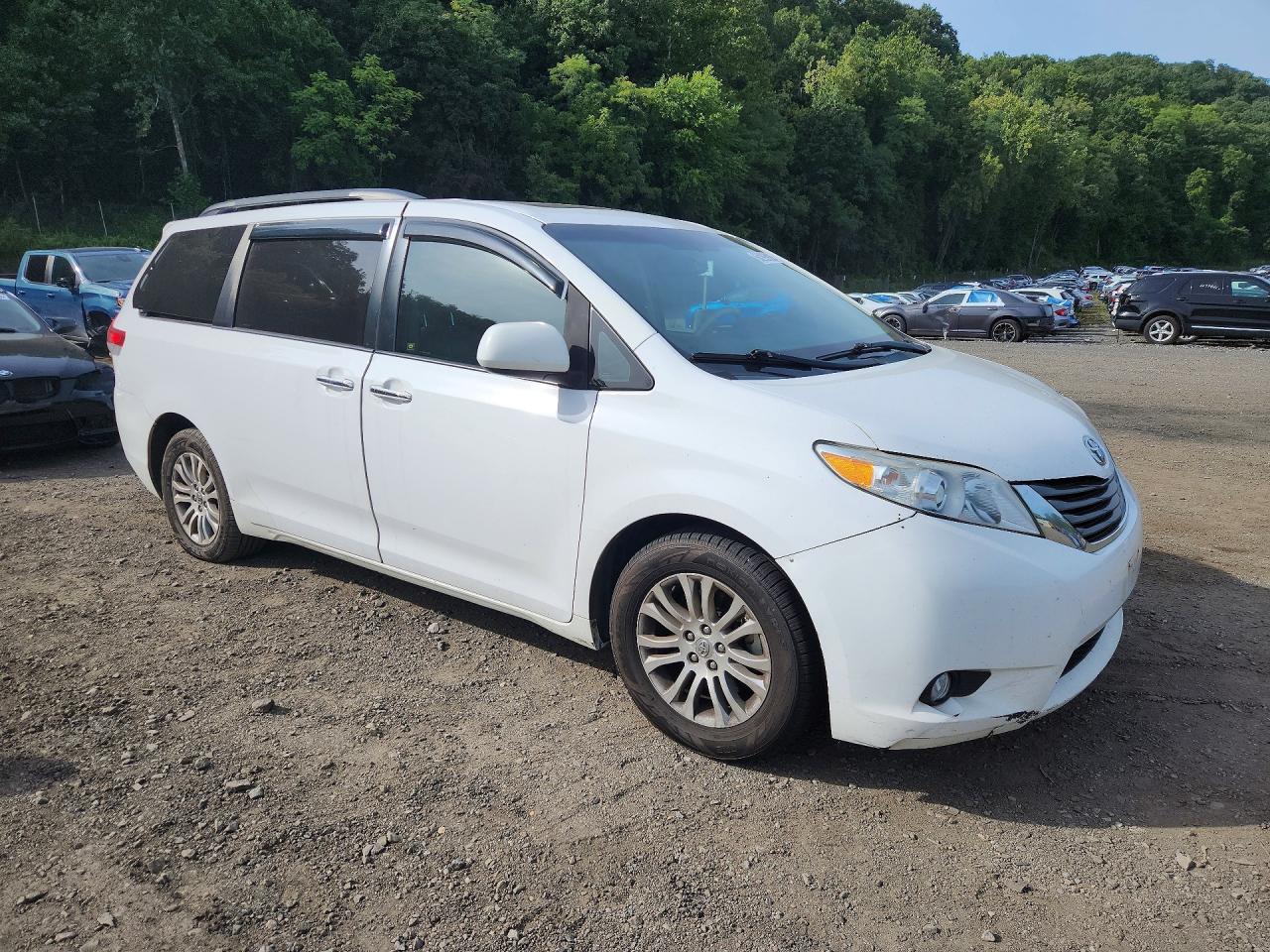 2012 Toyota Sienna Xle 8-passenger White vin: 5TDYK3DC4CS223808