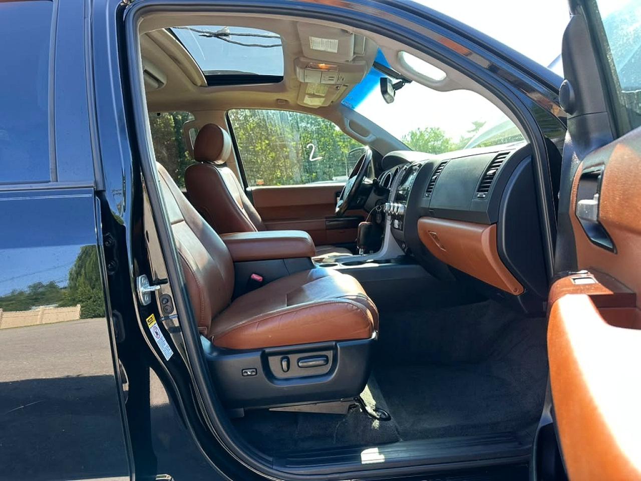 2011 Toyota Sequoia Platinum Черный vin: 5TDDY5G15BS054755