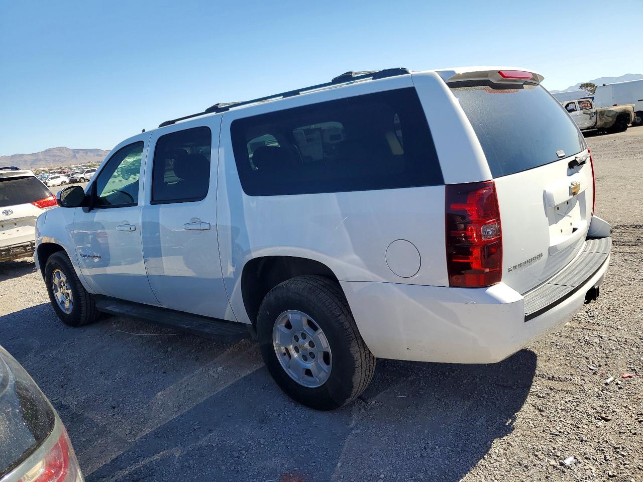 2010 Chevrolet Suburban C1500 Ls White vin: 1GNUCHE02AR172048