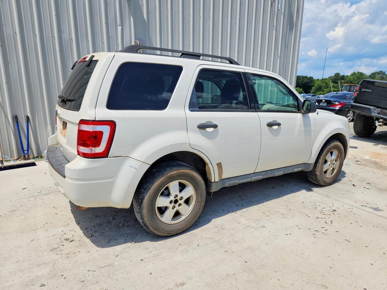 2010 Ford Escape Xlt White vin: 1FMCU0D74AKA33660