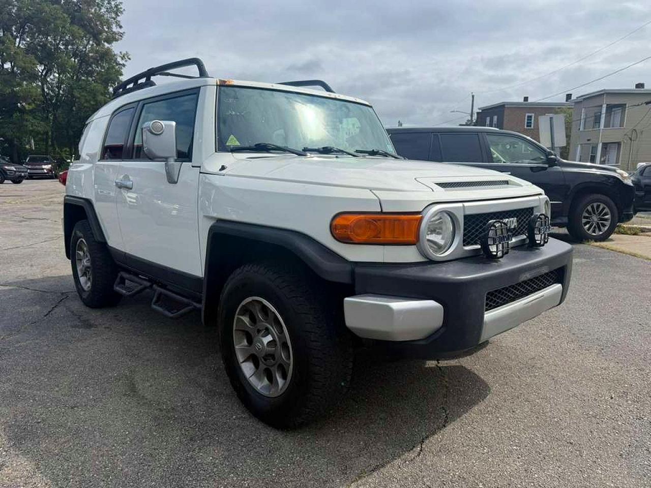 2012 Toyota Fj Cruiser Base White vin: JTEBU4BF1CK147907